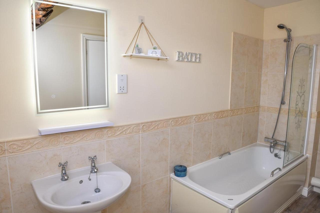 Whiston Hall Room photo