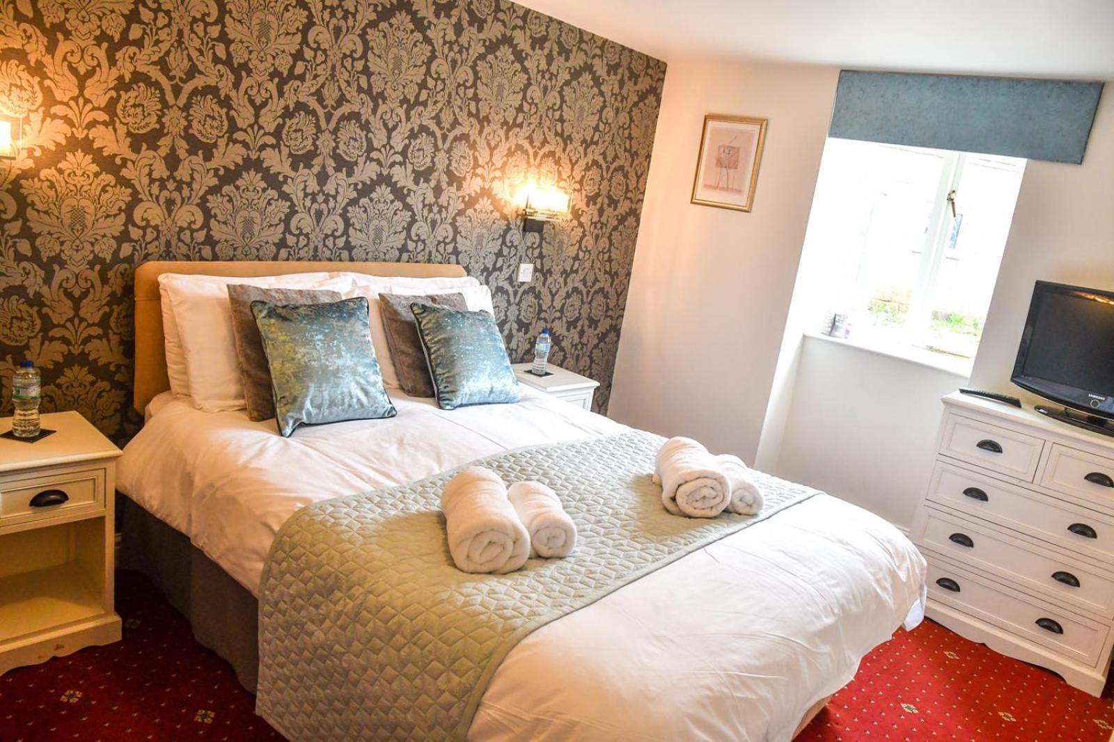 Whiston Hall Room photo